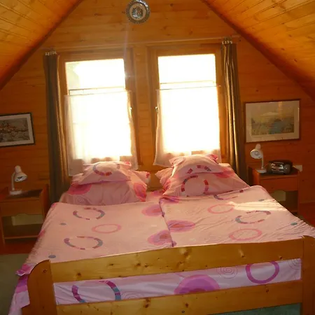 Bungalow A Szepasszonyvolgy Kozepen Erlau